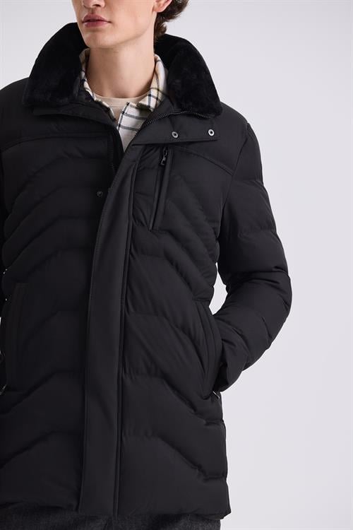 Siyah Regular Fit Yaka Kürklü Kışlık Mont Mont