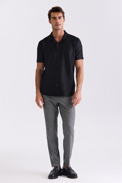 Siyah Slim Fit Gömlek Yaka Düğme Detaylı T-Shirt
