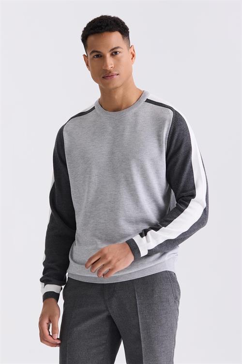 Gri Slim Fit Şerit Detaylı Bisiklet Yaka Triko Kazak