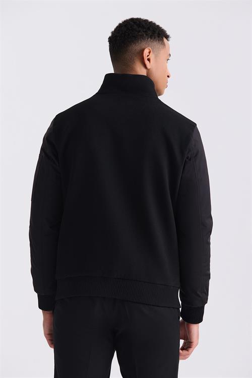 Siyah Regular Fit Hakim Yaka Fermuarlı Kışlık Mont