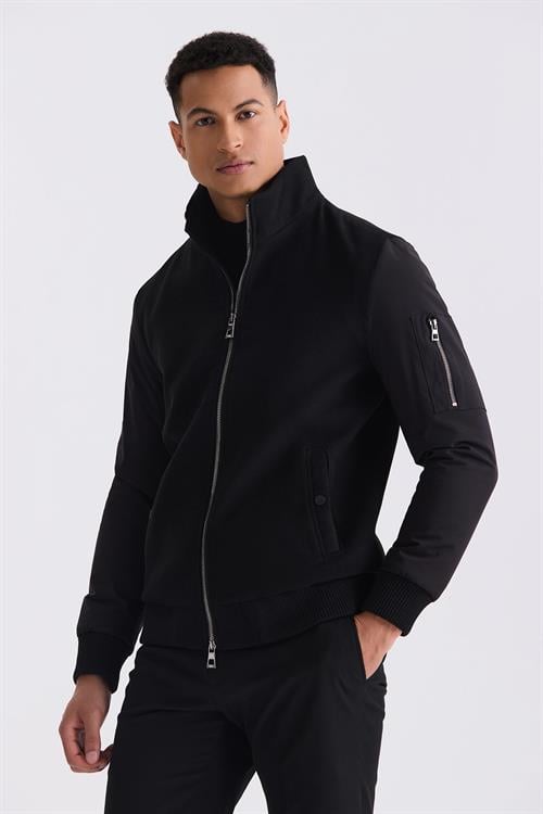 Siyah Regular Fit Hakim Yaka Fermuarlı Kışlık Mont