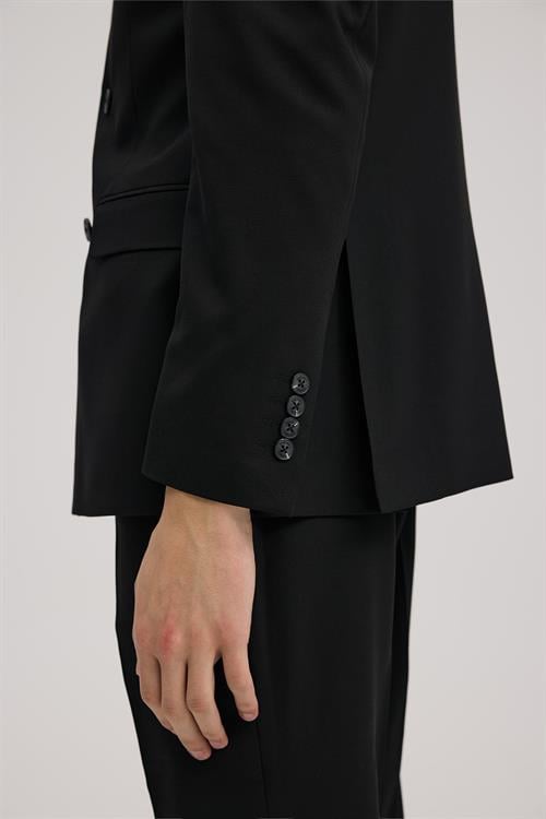 Siyah Dar Kalıp - Slim Fit Takım Elbise Sivri Yaka