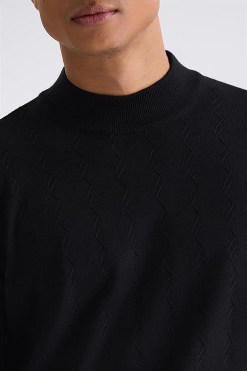 Siyah Classic Fit Desenli Yarım Balıkçı Yaka Triko Kazak