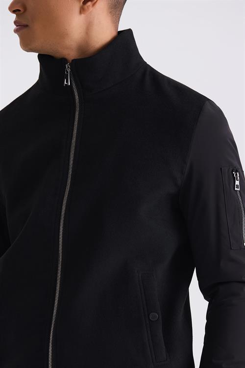 Siyah Regular Fit Hakim Yaka Fermuarlı Kışlık Mont