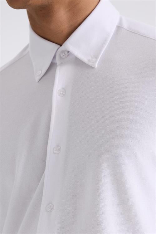 Beyaz Comfort Fit Yaka Düğmeli Gömlek