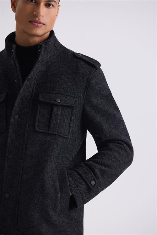 Siyah-1 Slim Fit Hakim Yaka Apoletli Desenli Spor Kaşe Kaban