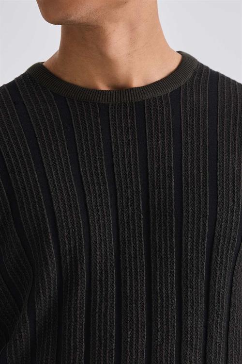 Haki Slim Fit Bisiklet Yaka Çizgi Desenli Triko Kazak