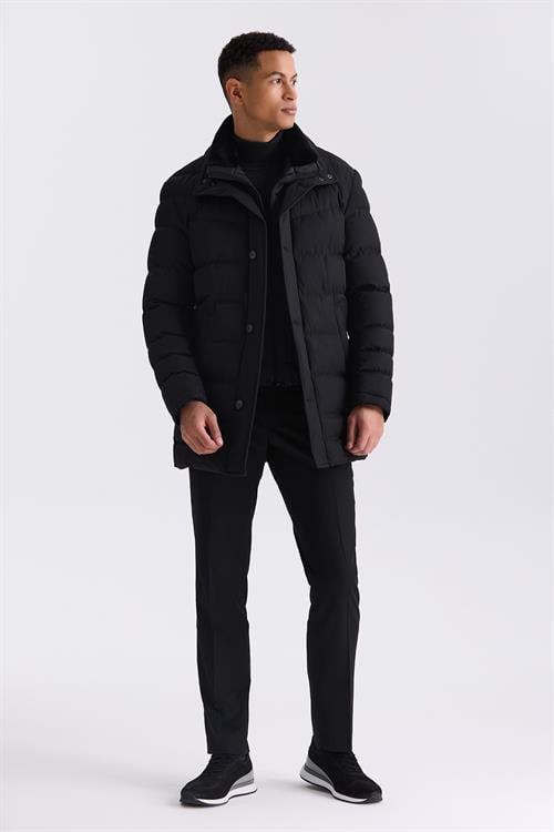 Siyah Regular Fit Yaka Kürklü Düğmeli Şişme Mont