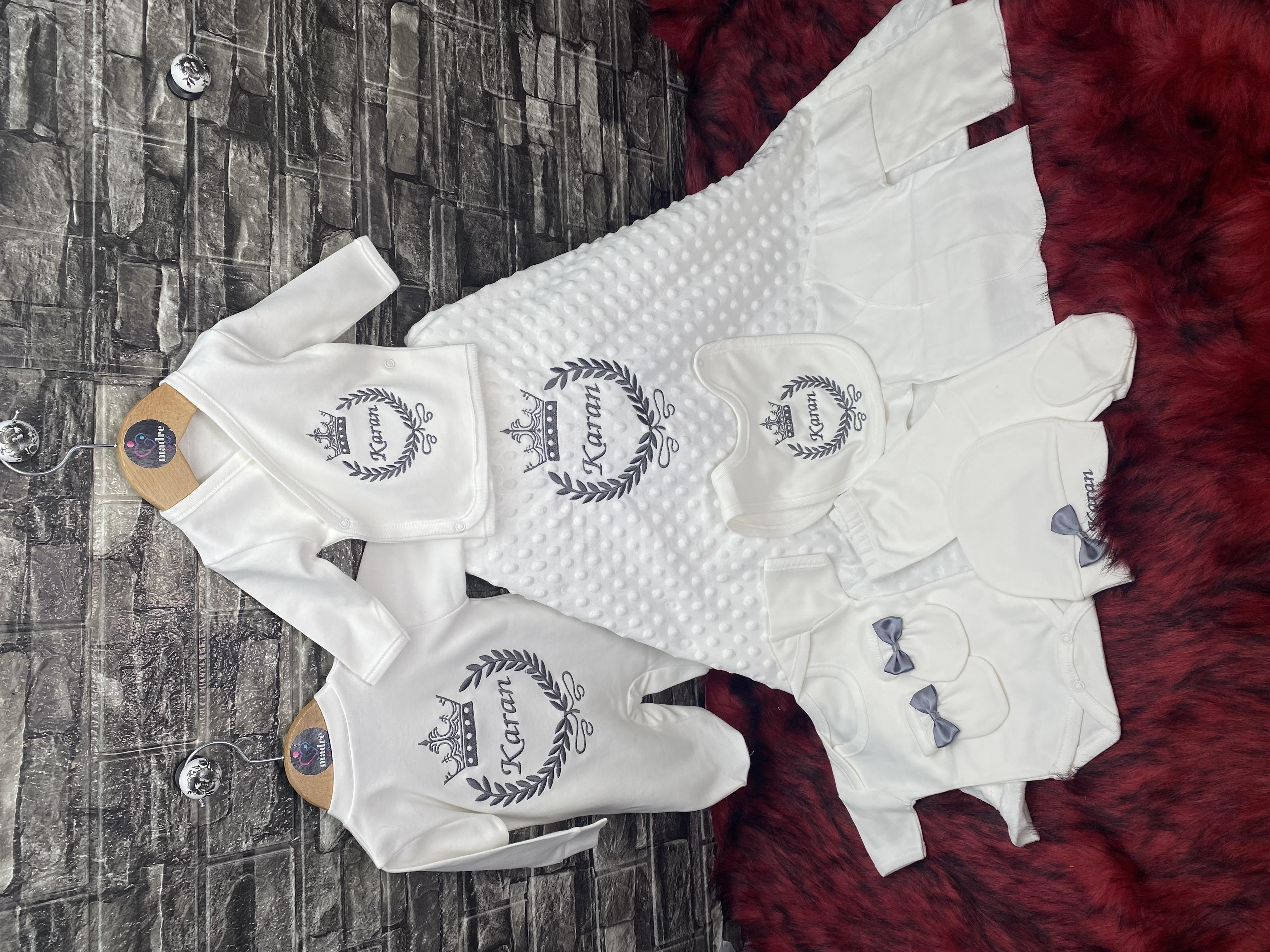 10 lu hastane çıkışı ismi özel nohut battaniyeli taç desen antrasit renk nakış işlemeli erkek bebek seti