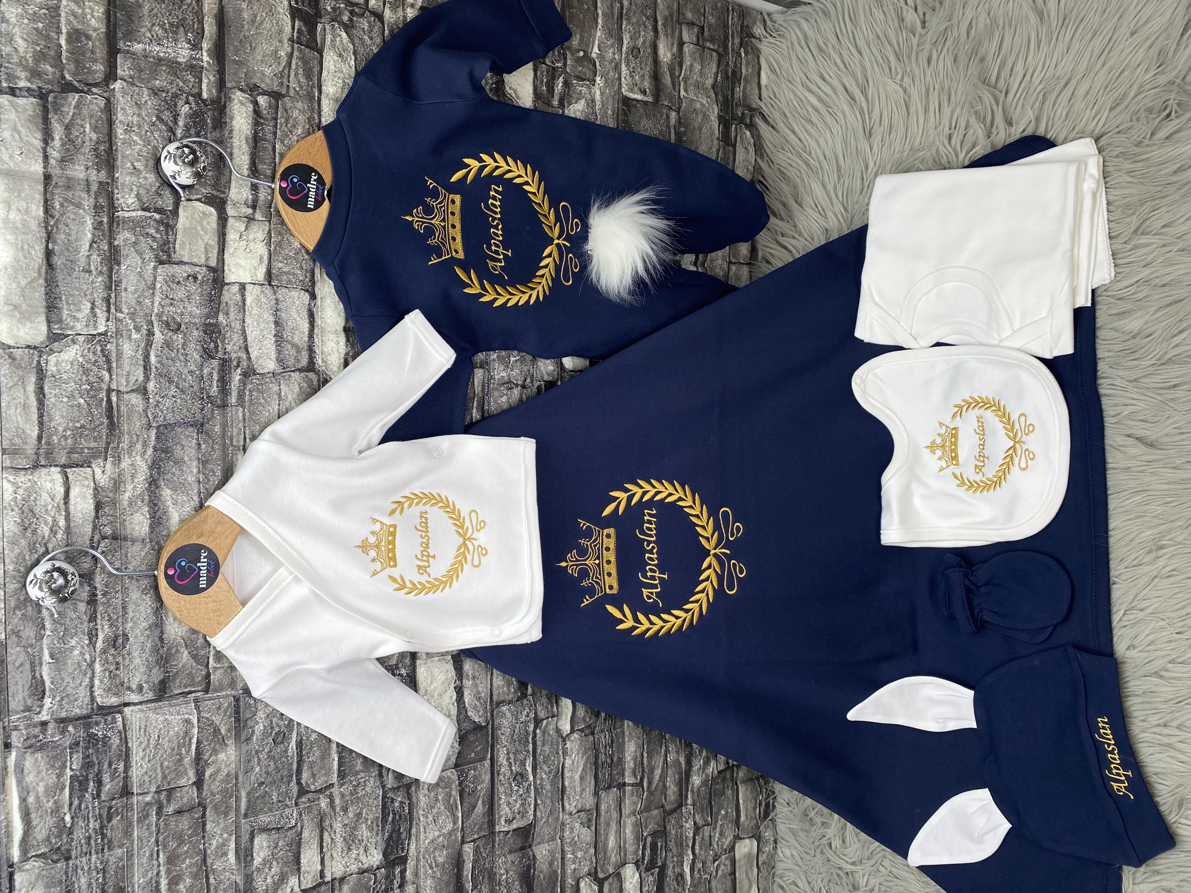 10 lu isme özel hastane çıkışı penye battaniyeli taç desen altın sarısı işlemeli erkek bebek seti