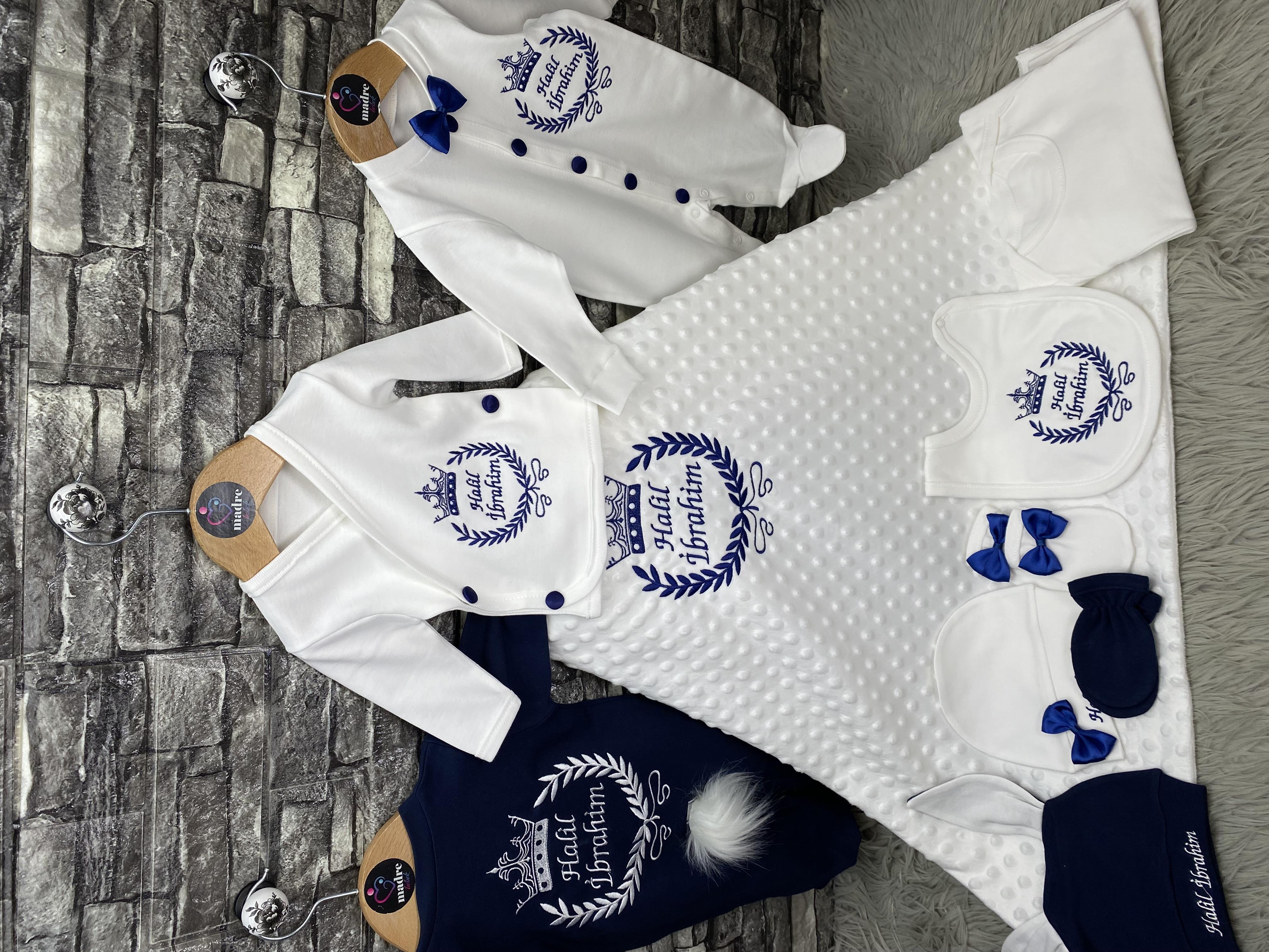 13 lu hastane çıkışı isme özel nohut battaniyeli taç desen nakış işlemeli erkek bebek seti