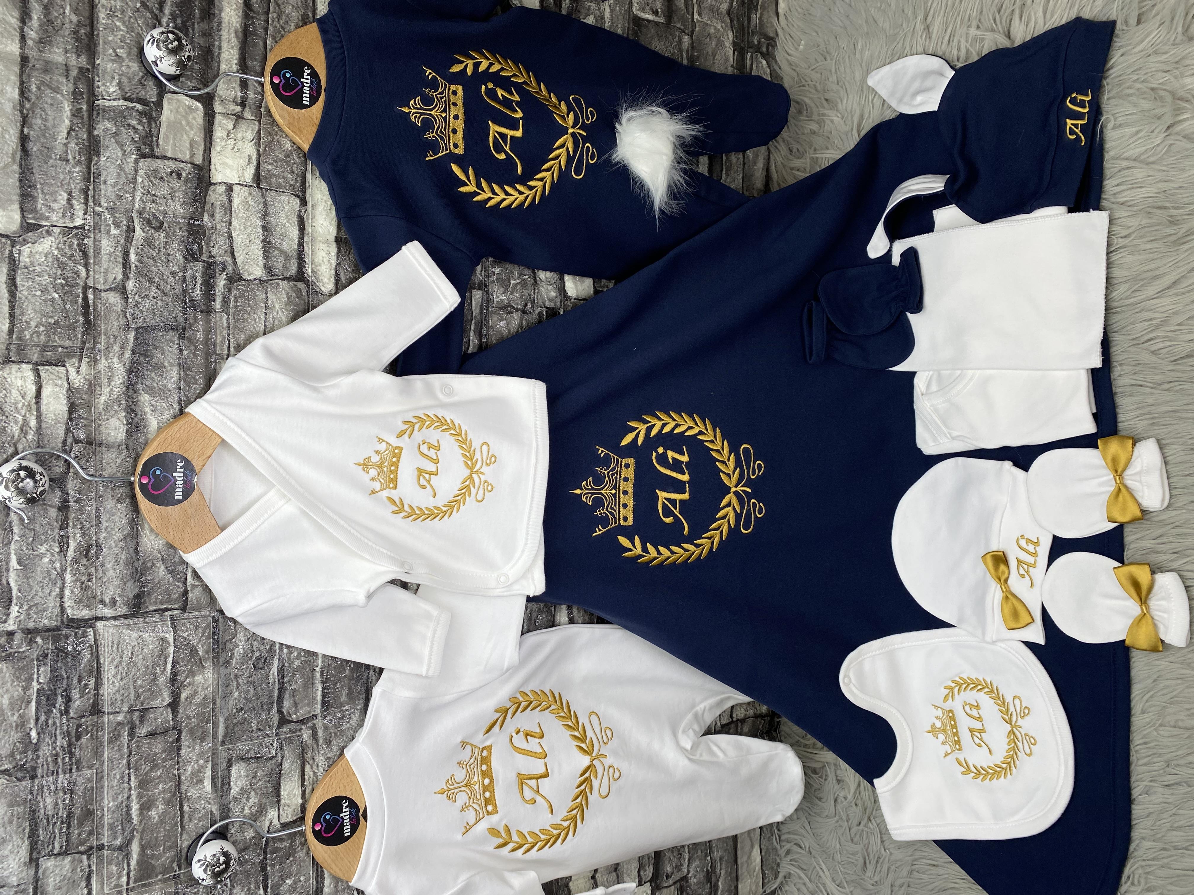 13 lu hastane çıkışı isme özel penye battaniyeli taç desen altın sarısı renk işlemeli isimli erkek bebek seti