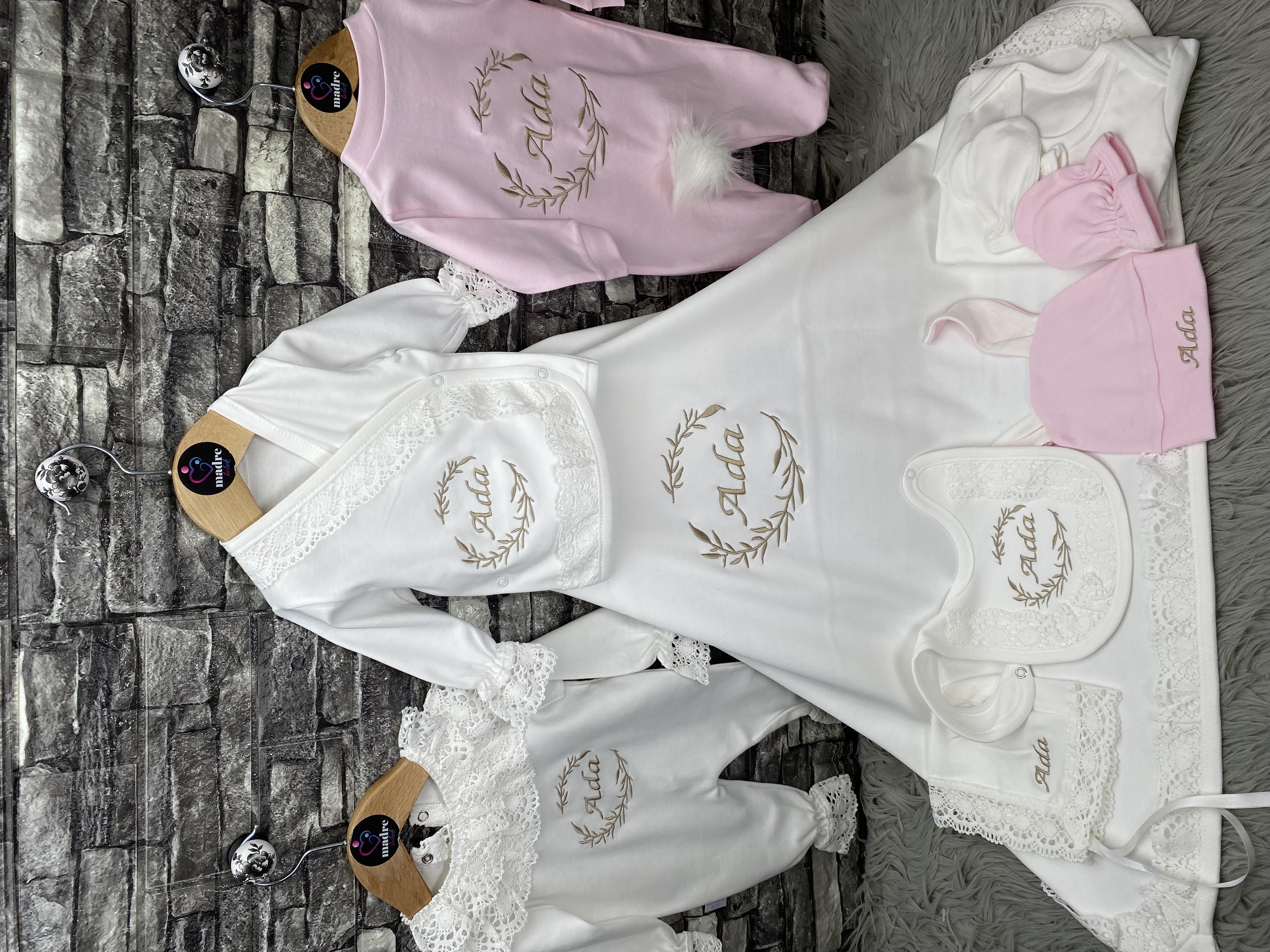 13 lu isimli hastane çıkışı isme özel nohut battaniyeli kırmızı nakış işlemeli kız bebek seti