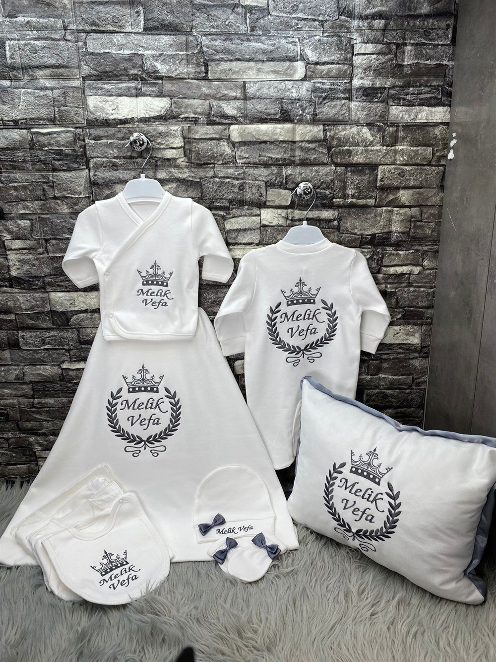 İsme Özel 11 Parça Penye Battaniyeli Antrasit Renk Nakış İşlemeli Erkek Bebek Hastane Çıkışı