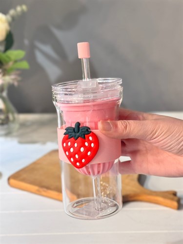 Kapaklı Cam Pipetli Meyve Detoks Kupa  390 ML - Çilek