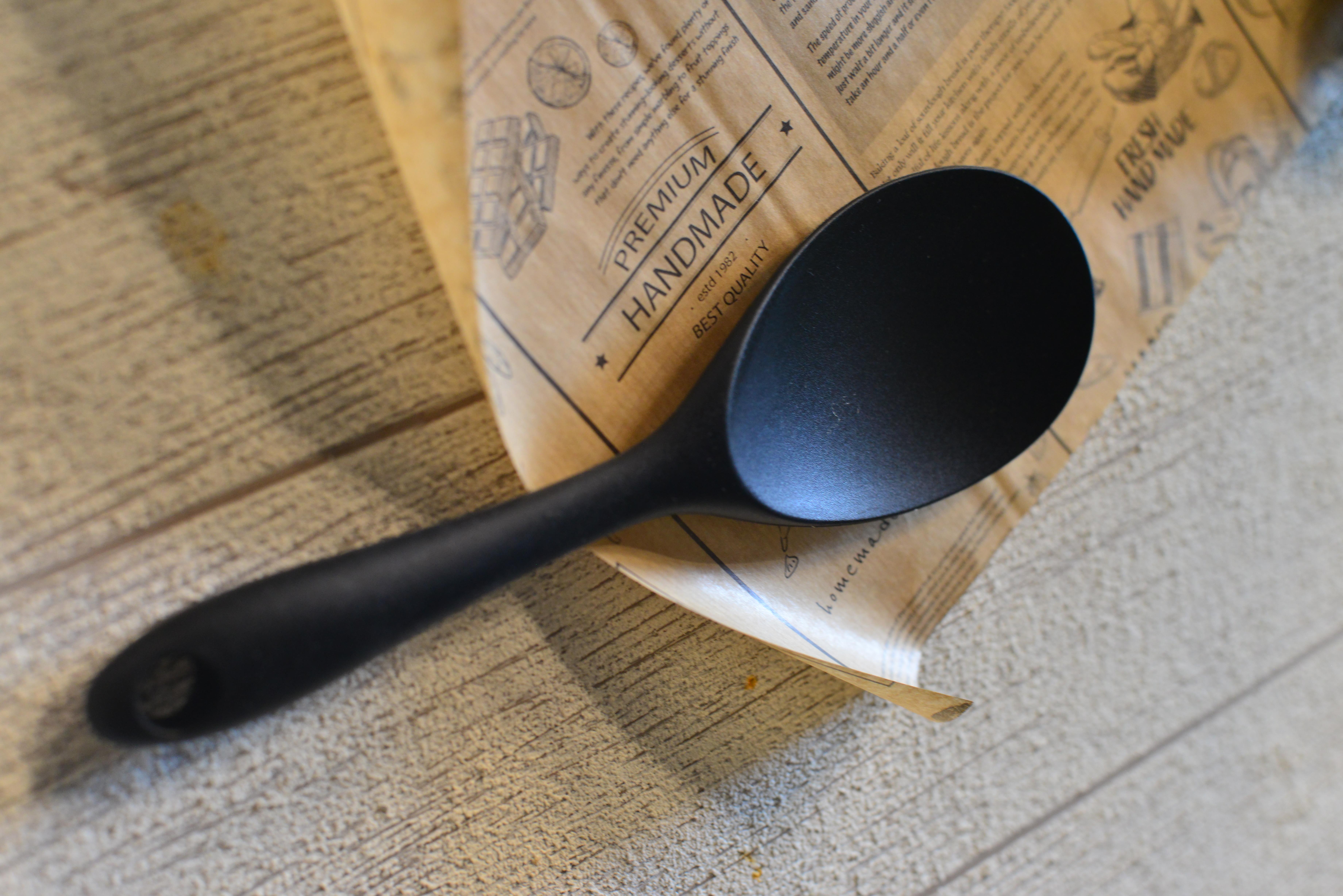 Sert Uçlu Silikon Pilav Kaşığı Yüksek Isıya Dayanıklı Yanmaz Yapışmaz Silikon Kaşık 22 cm - Siyah