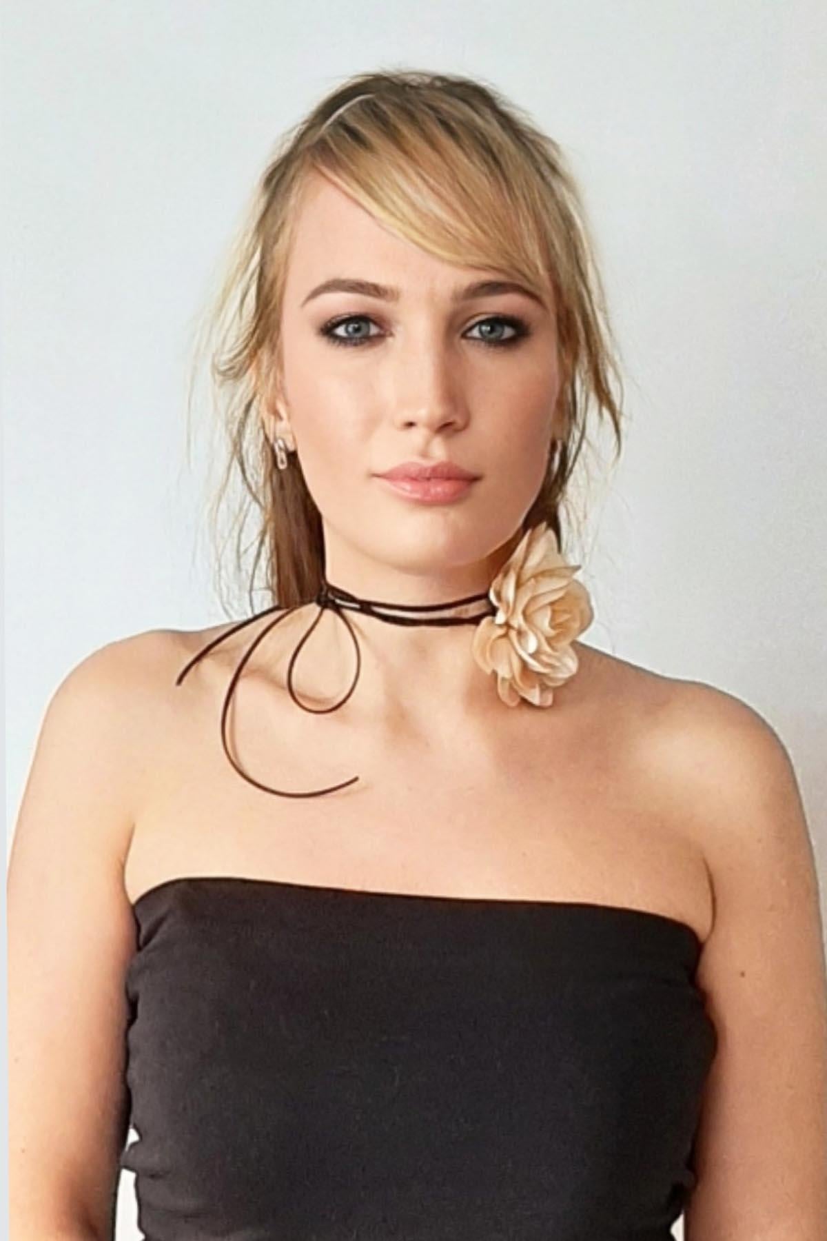 Çiçek Choker Kolye Hakiki Deri Bağcıklı Gül Kolye