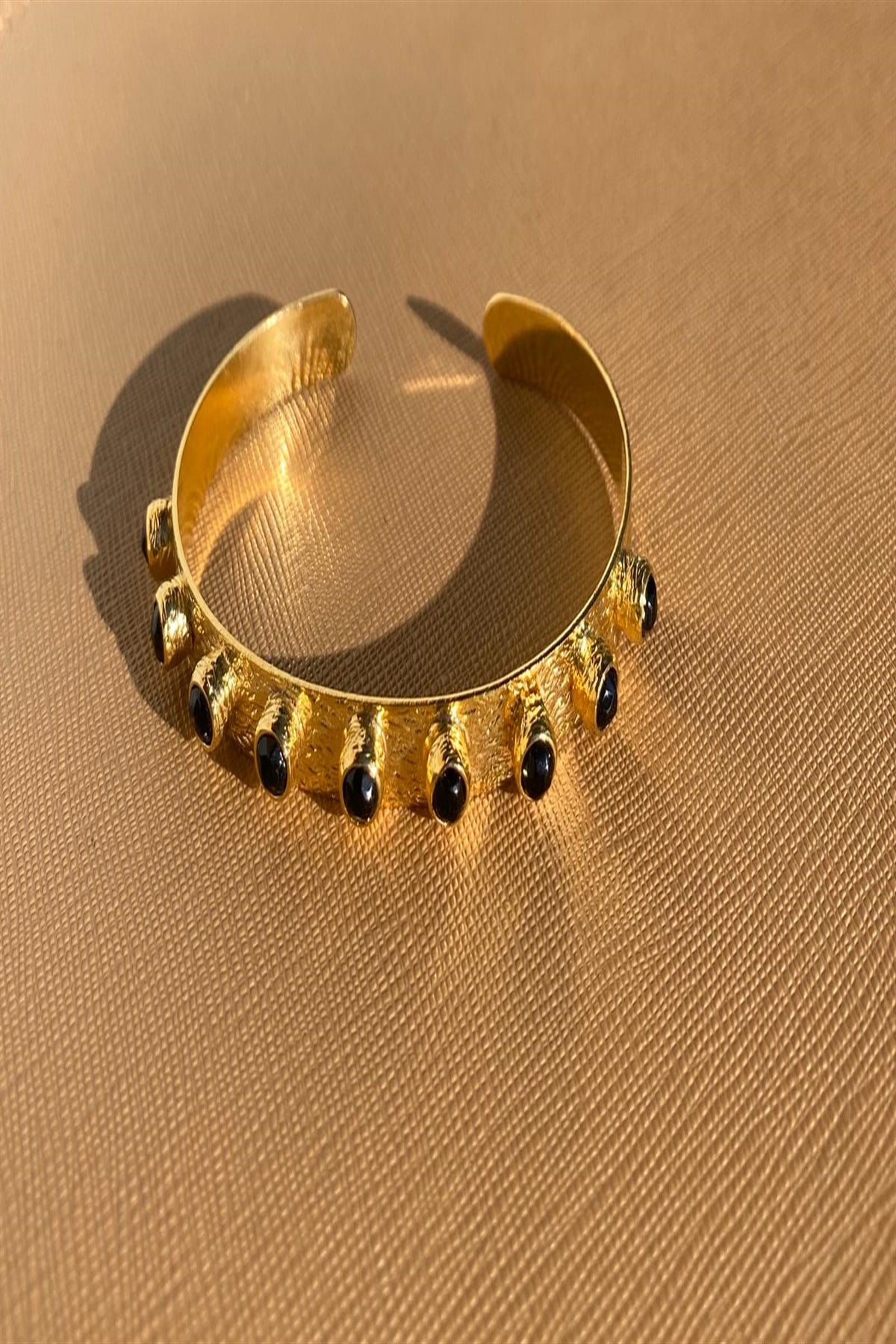 ERW'S SİYAH DOĞALTAŞLI GOLD BİLEKLİK