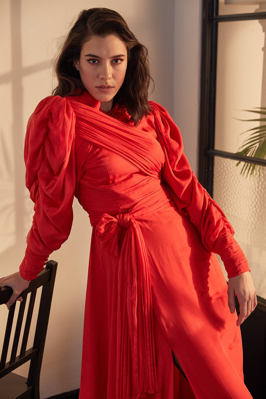 Kırmızı Şifon Drape Detaylı Bedeni Bağlamalı Maksi Elbise