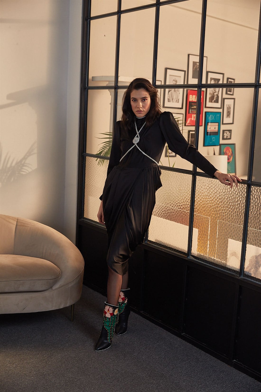 Siyah Drapeli Taşlı Saten Elbise