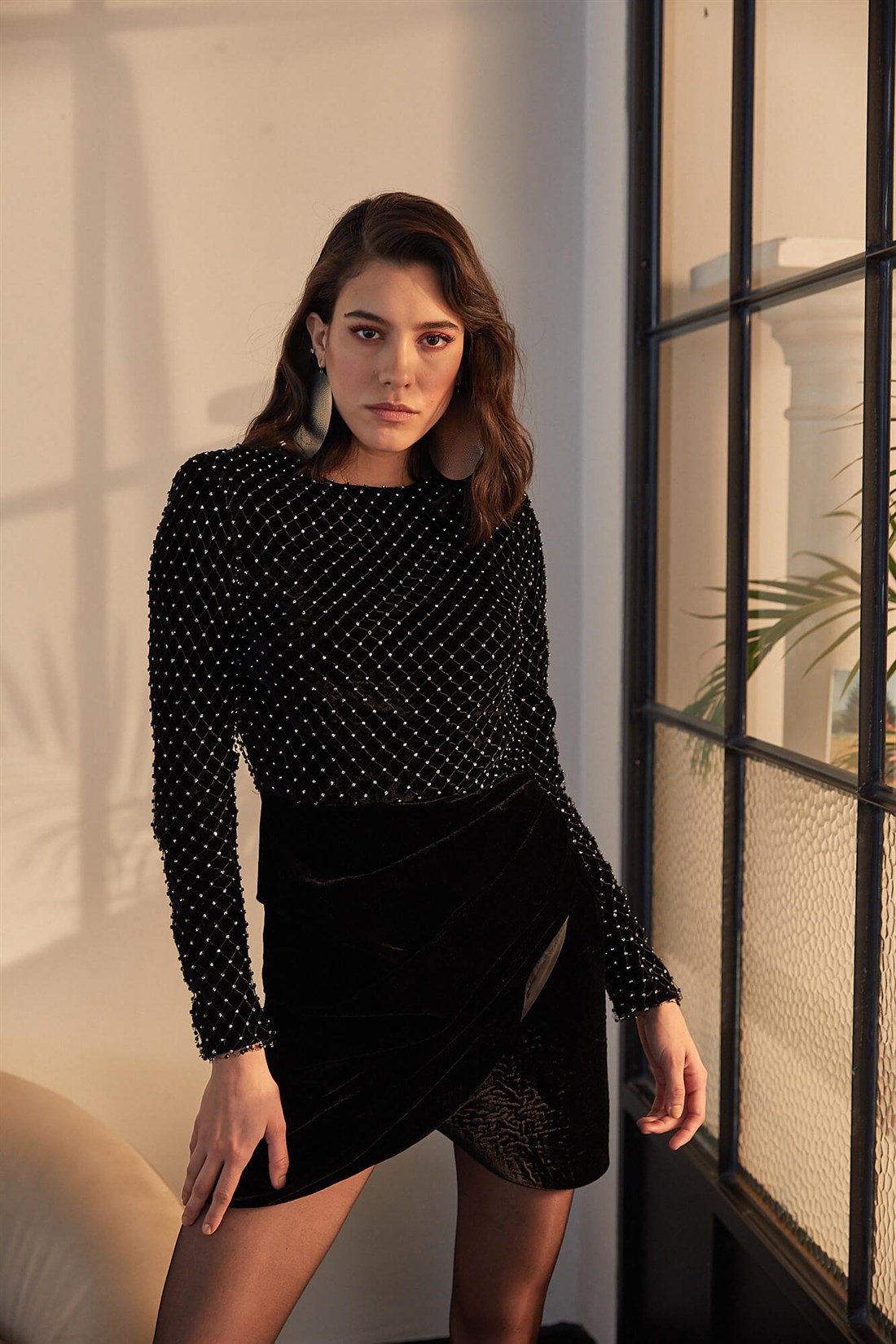 Siyah İşlemeli Drapeli Sırt Detaylı Mini Kokteyl Elbise