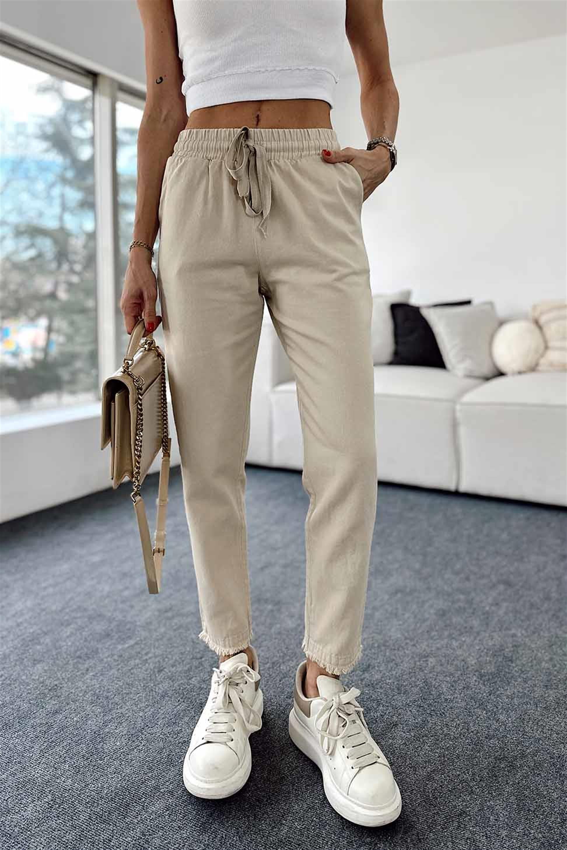Beli Lastik ve İpli Püskül Detay Gabardin Pantolon Bej