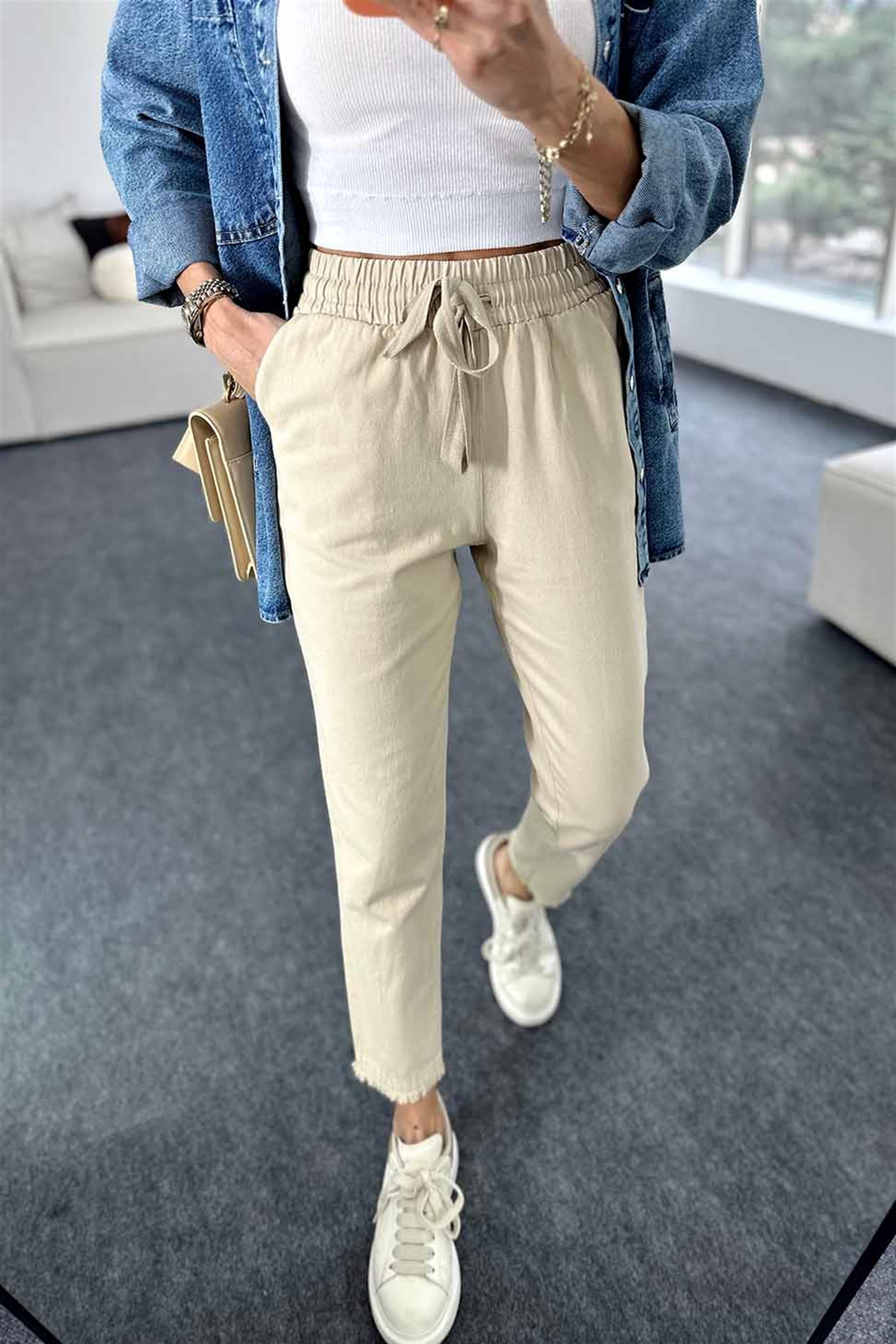 Beli Lastik ve İpli Püskül Detay Gabardin Pantolon Bej