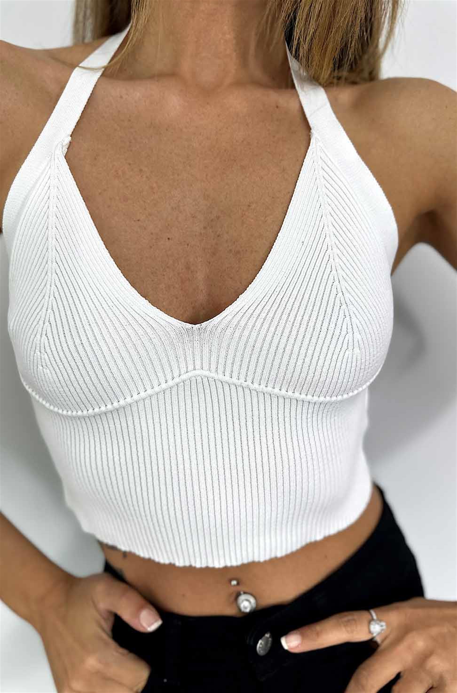 Boyundan Askılı V Yaka Triko Crop Top Beyaz