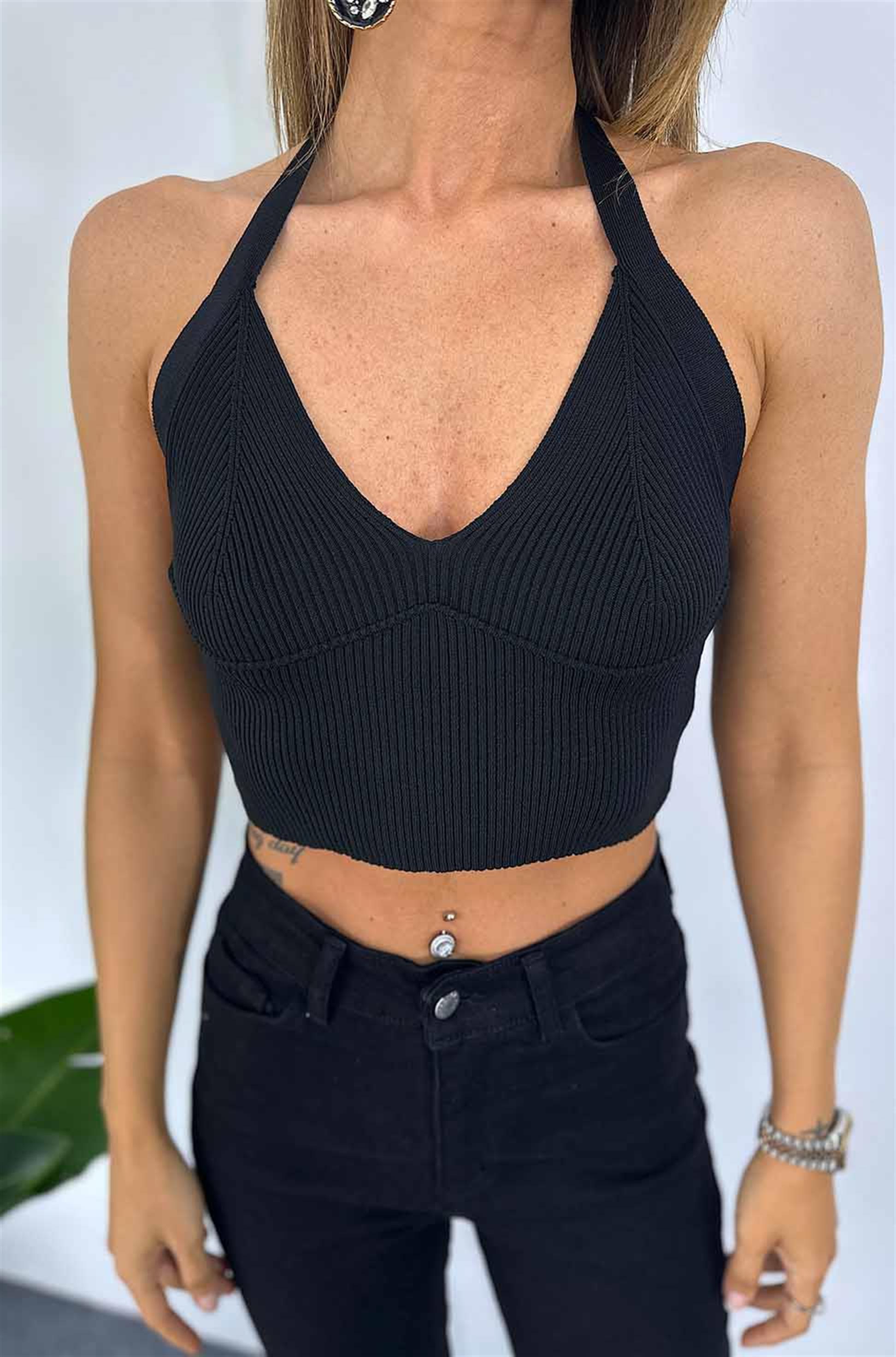 Boyundan Askılı V Yaka Triko Crop Top Siyah