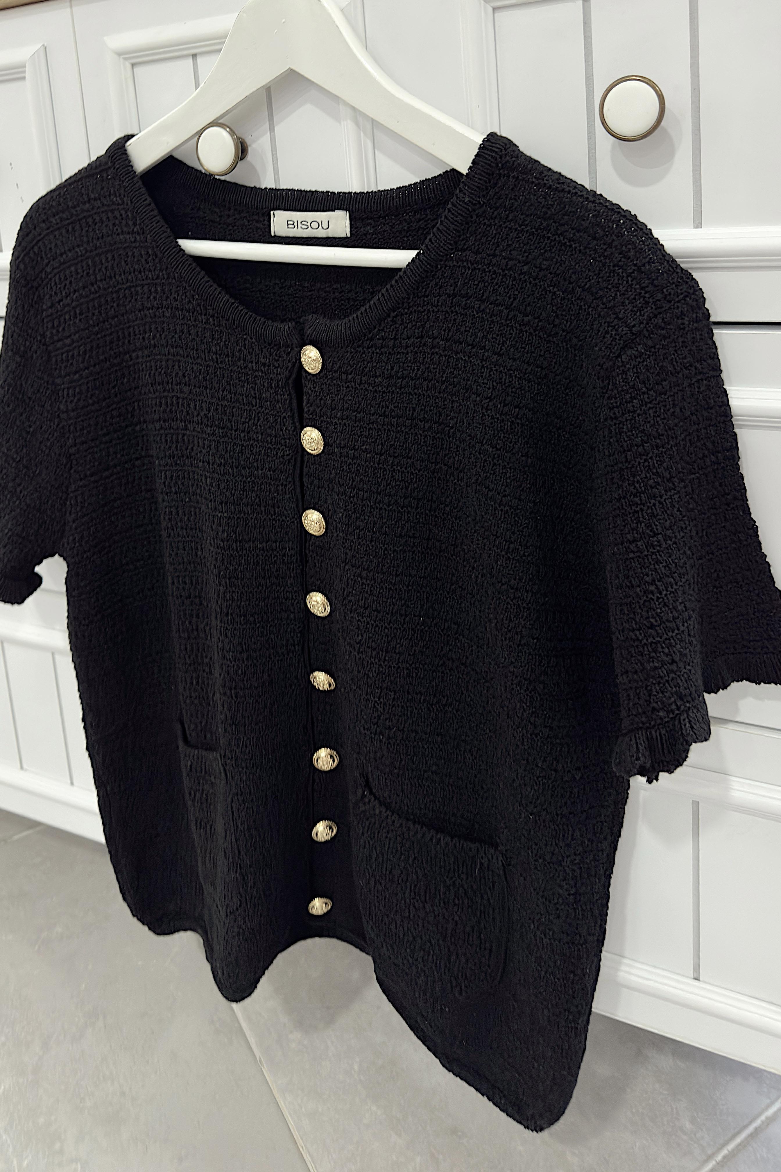 Gold Düğmeli Çift Cep Detaylı Kısa Kollu Hırka Siyah