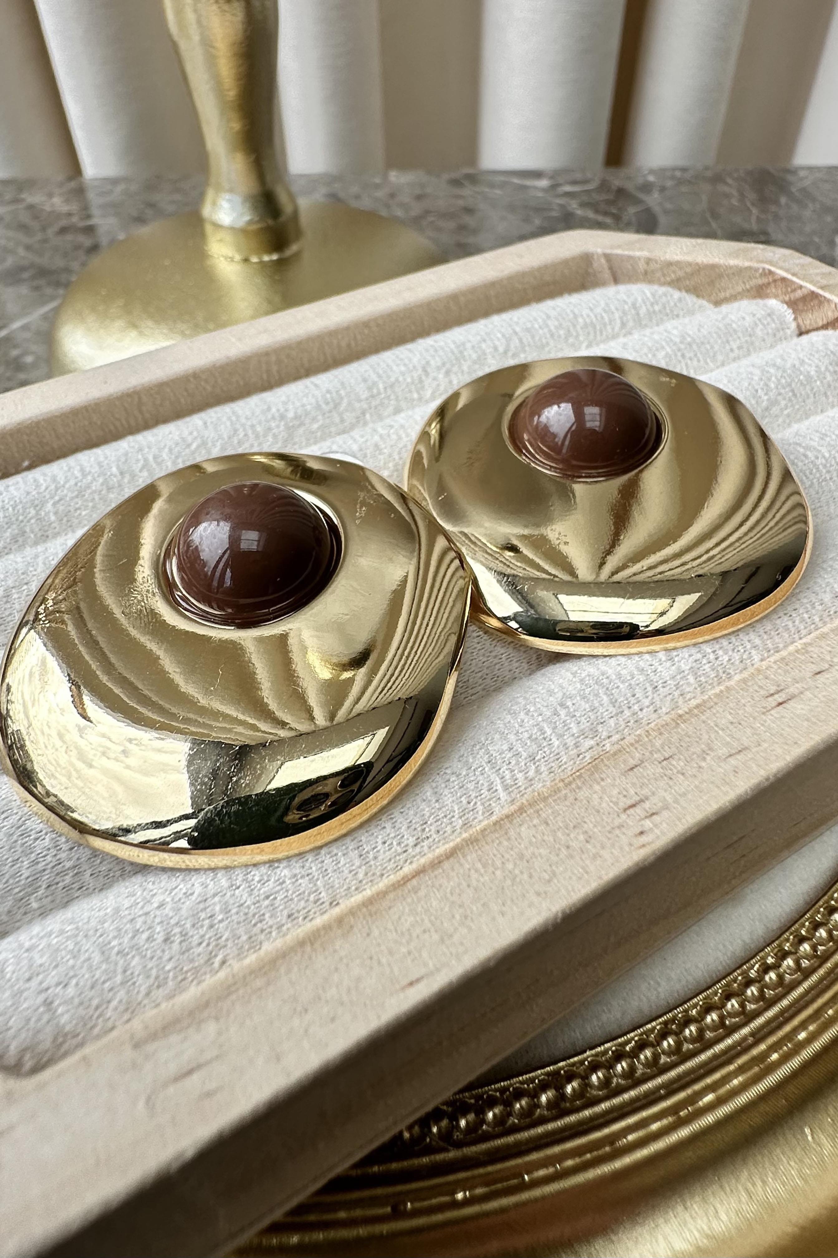 Gold Oval Kahve Mineli Küpe