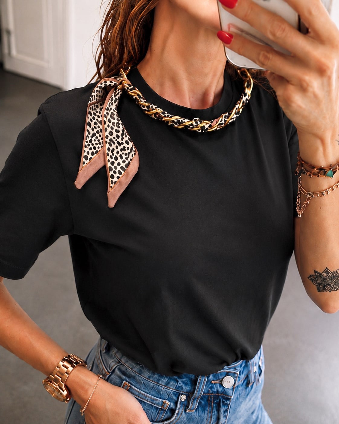 Leopar Fular Detaylı Basic Tişört Siyah