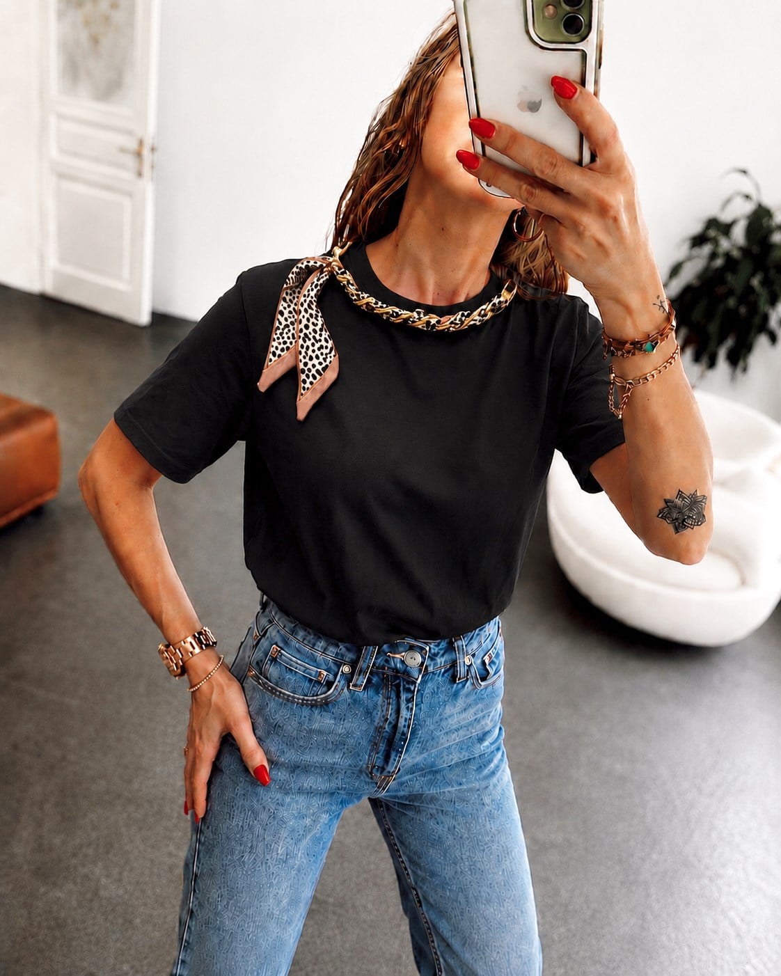 Leopar Fular Detaylı Basic Tişört Siyah