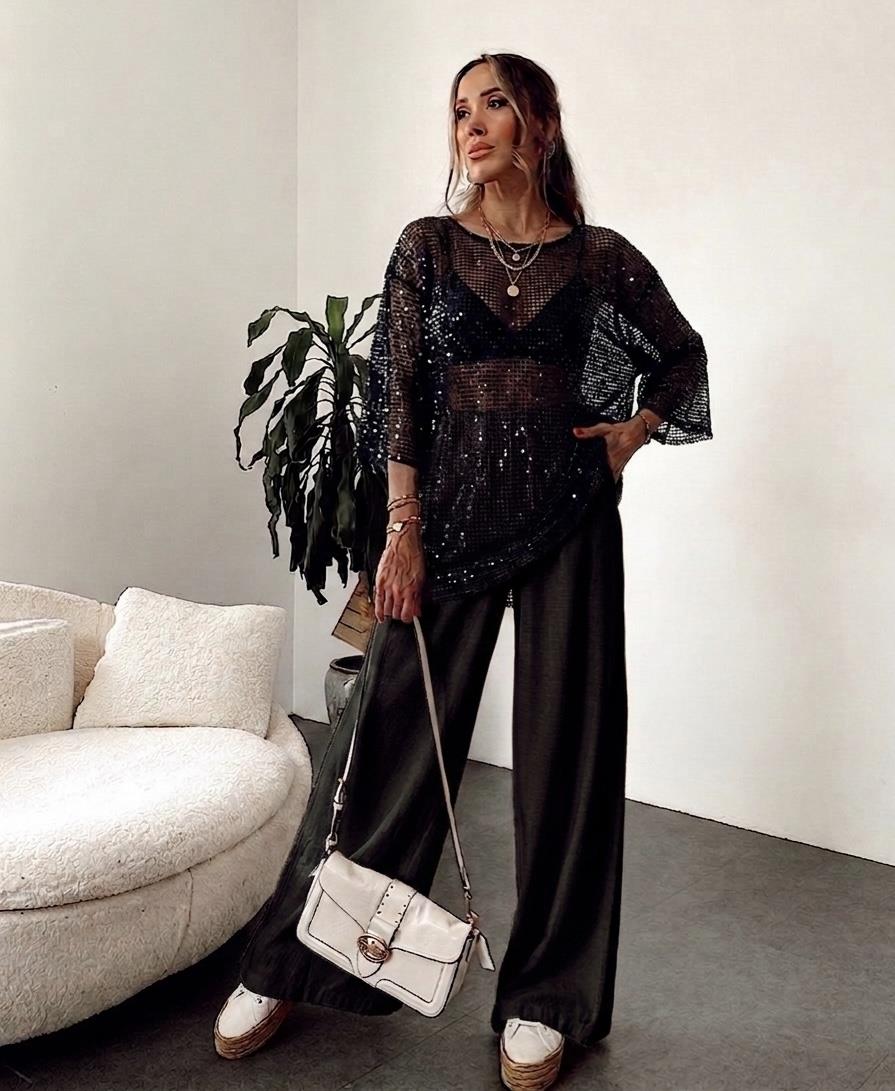 Marka Model Pul Detaylı Bluz Siyah