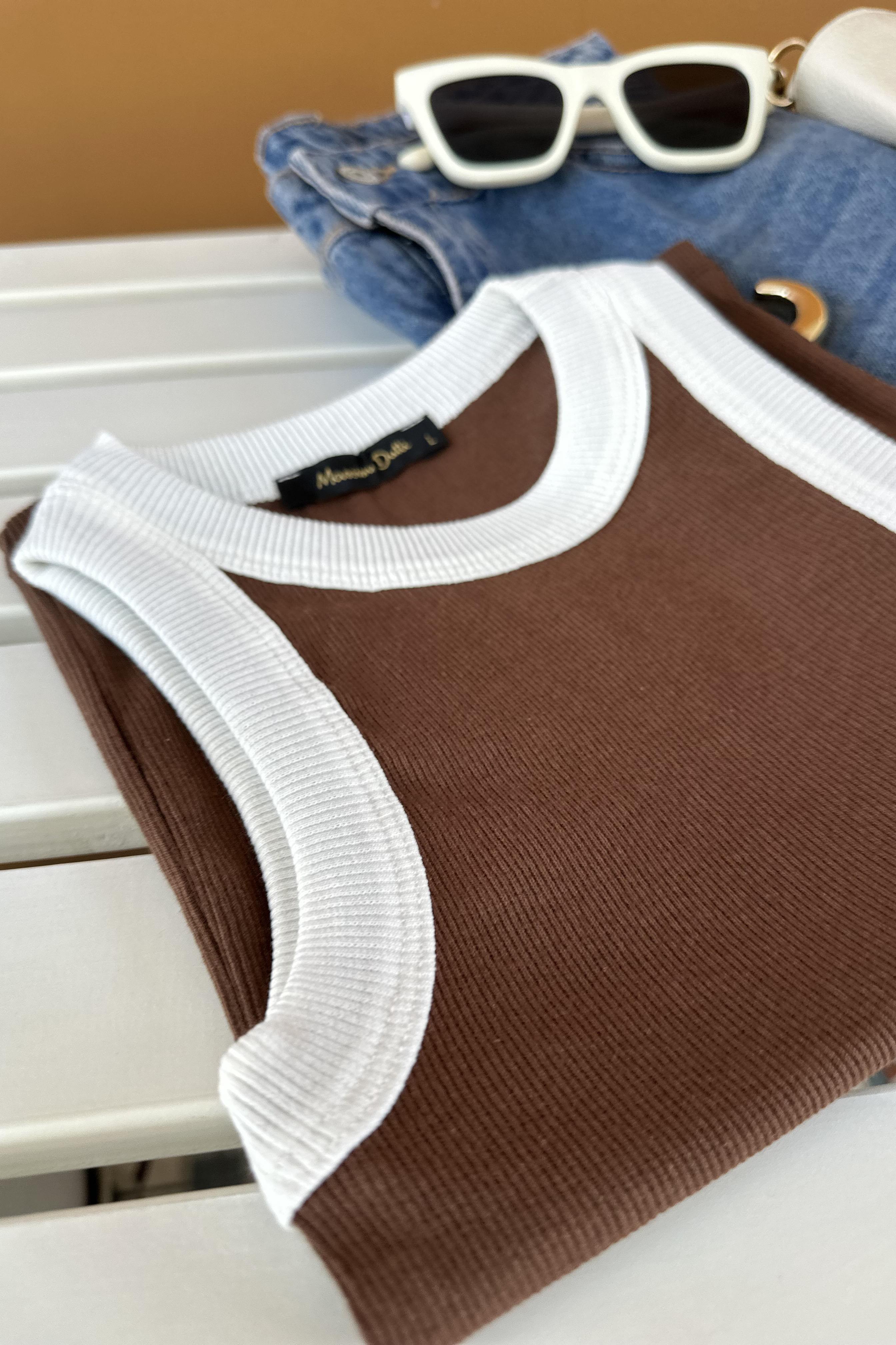 Orijinal Marka Beyaz Biyeli Halter Yaka Fitilli Atlet Acı Kahve