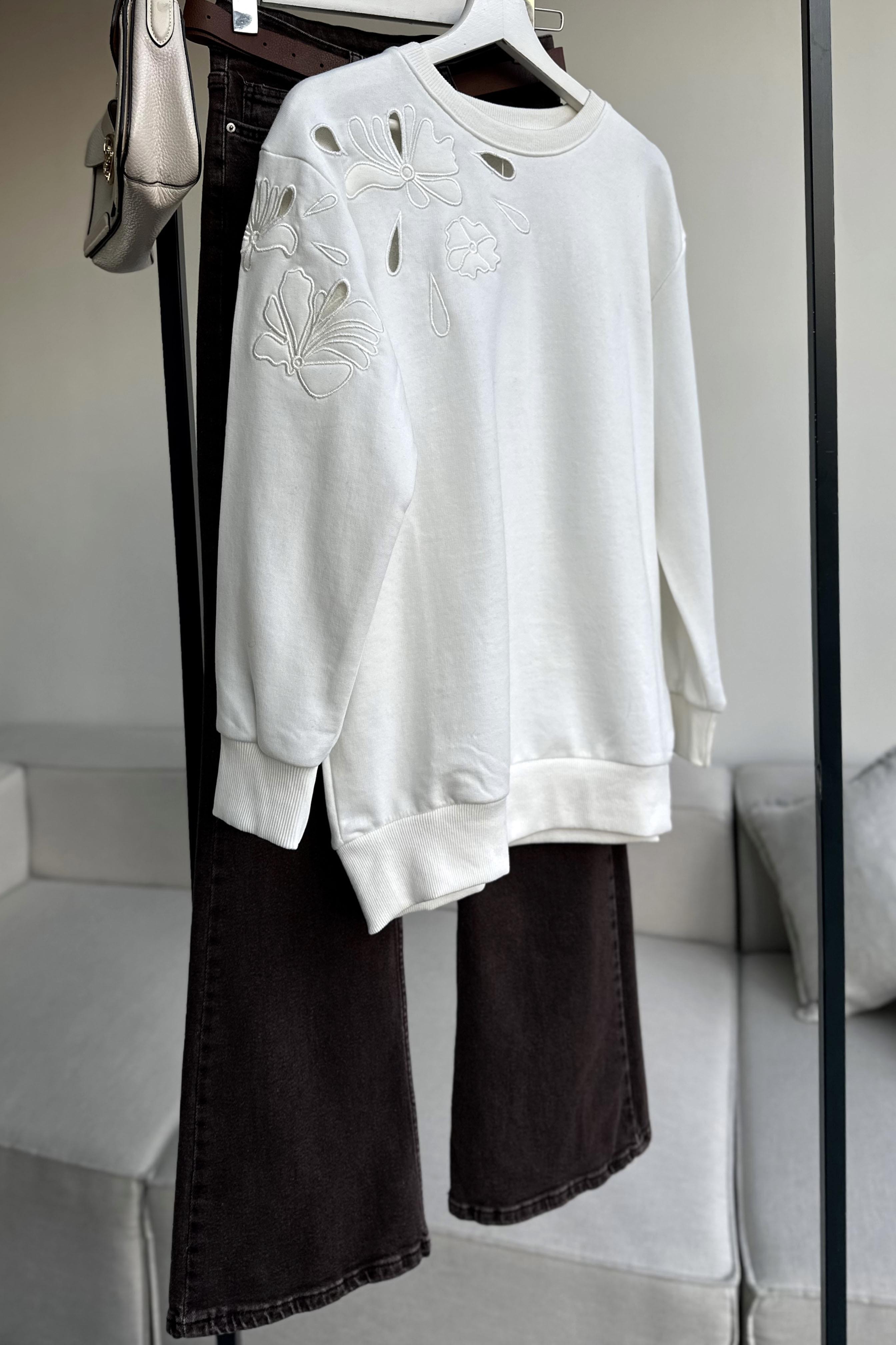 Orjinal Marka Nakışlı Cutout Sweatshirt Beyaz