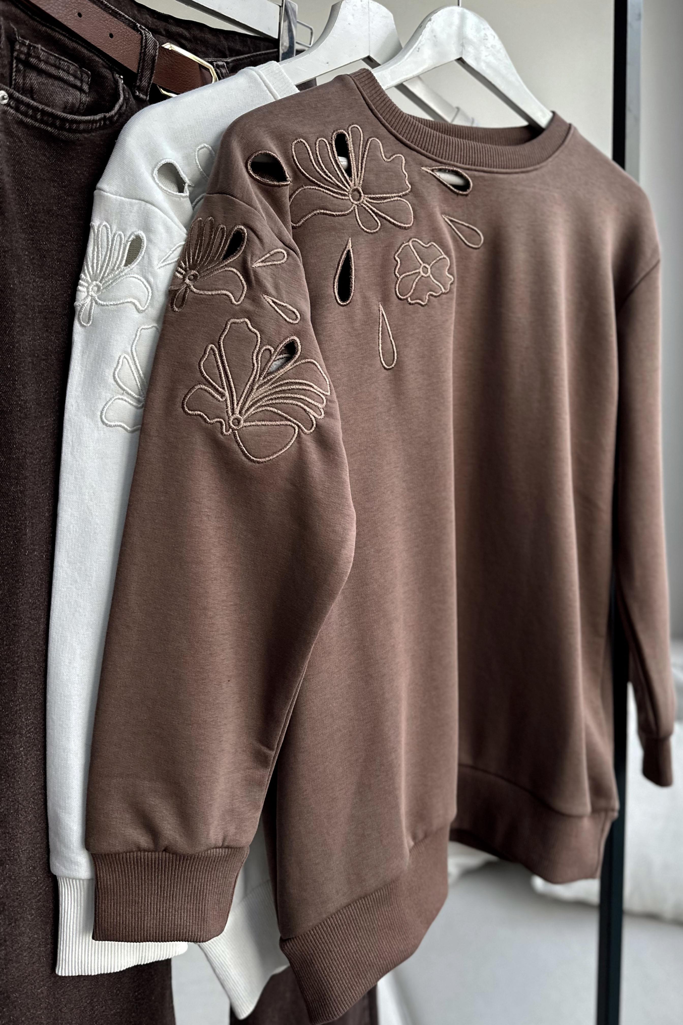 Orjinal Marka Nakışlı Cutout Sweatshirt Kahverengi