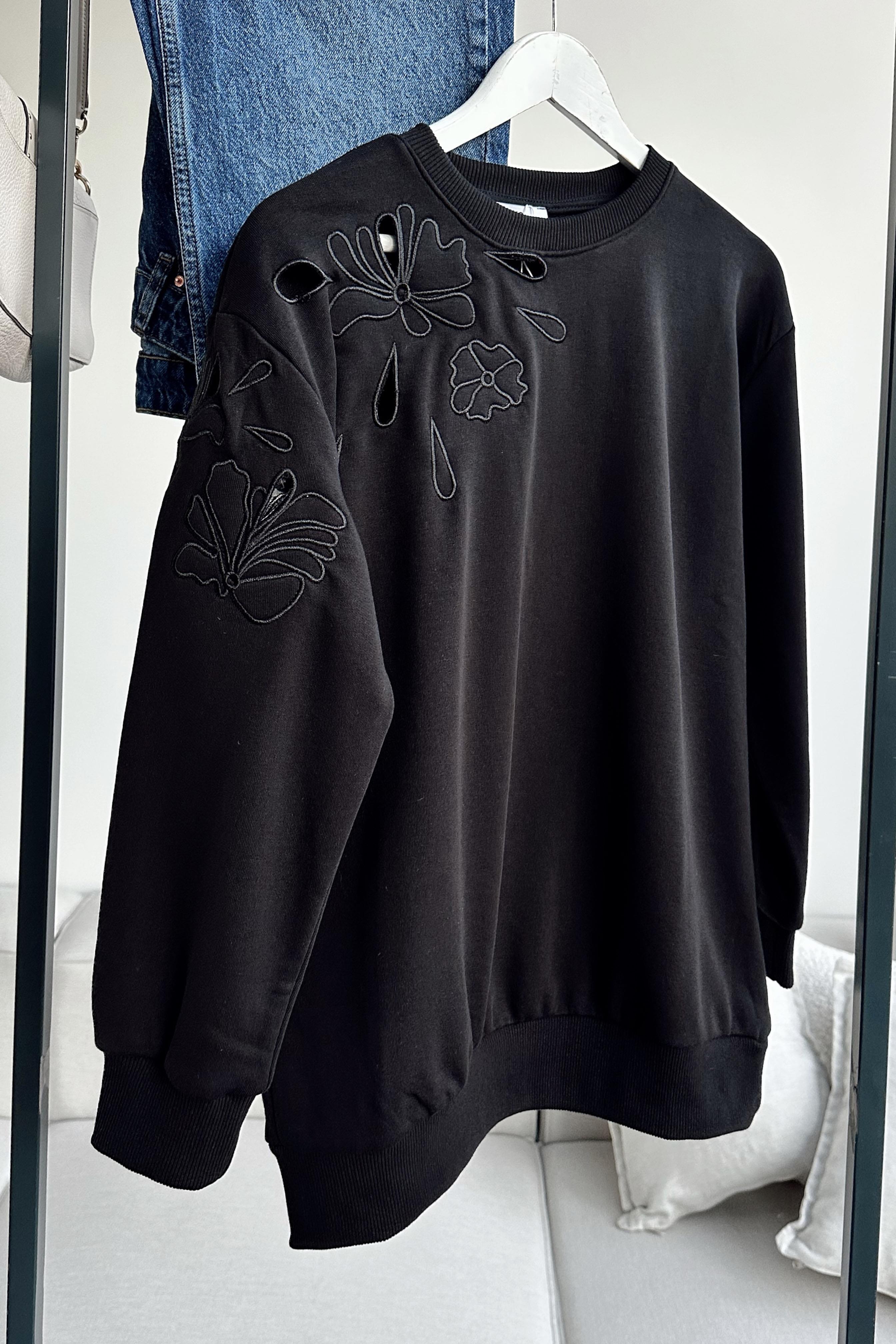 Orjinal Marka Nakışlı Cutout Sweatshirt Siyah