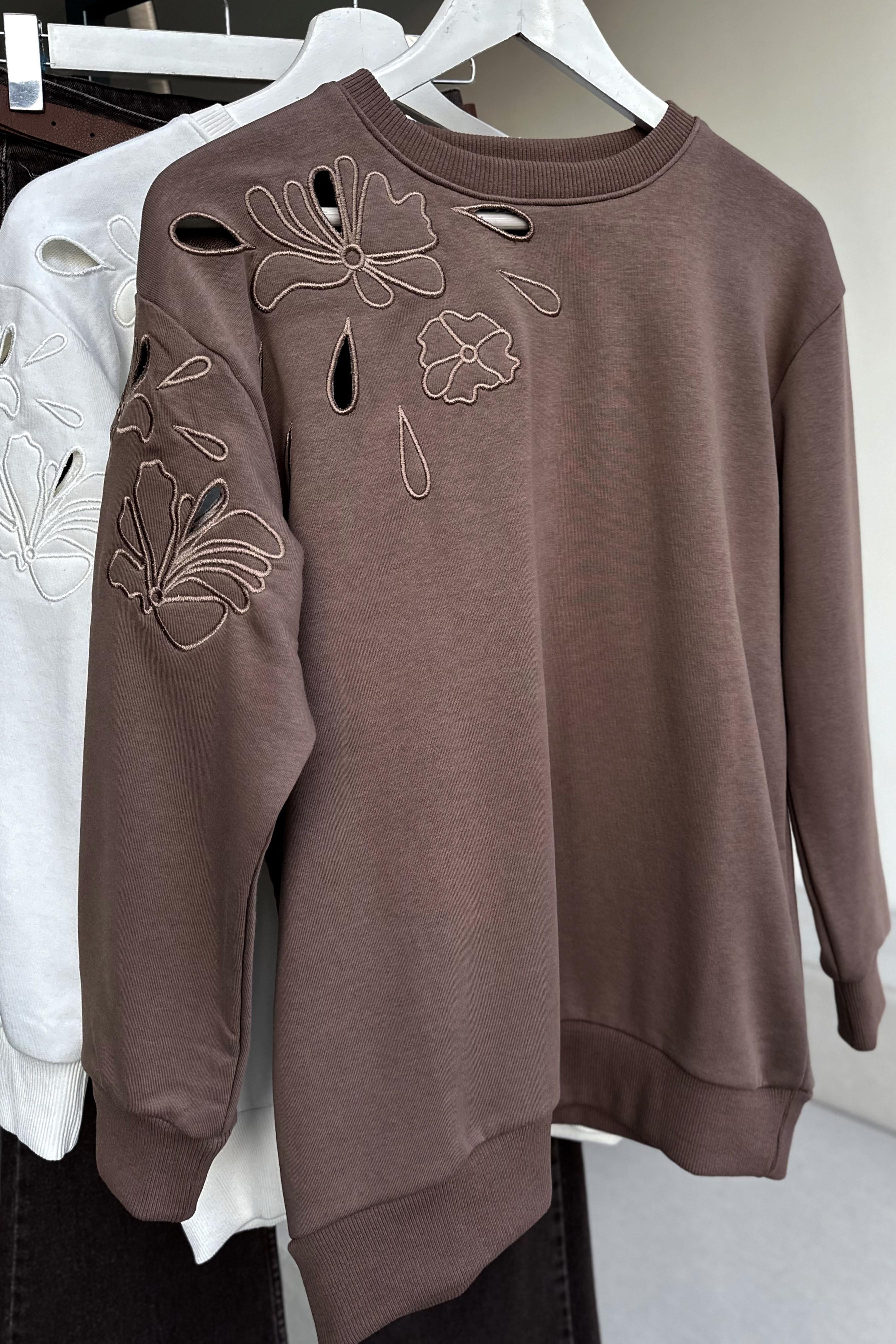 Orjinal Marka Nakışlı Cutout Sweatshirt Kahverengi