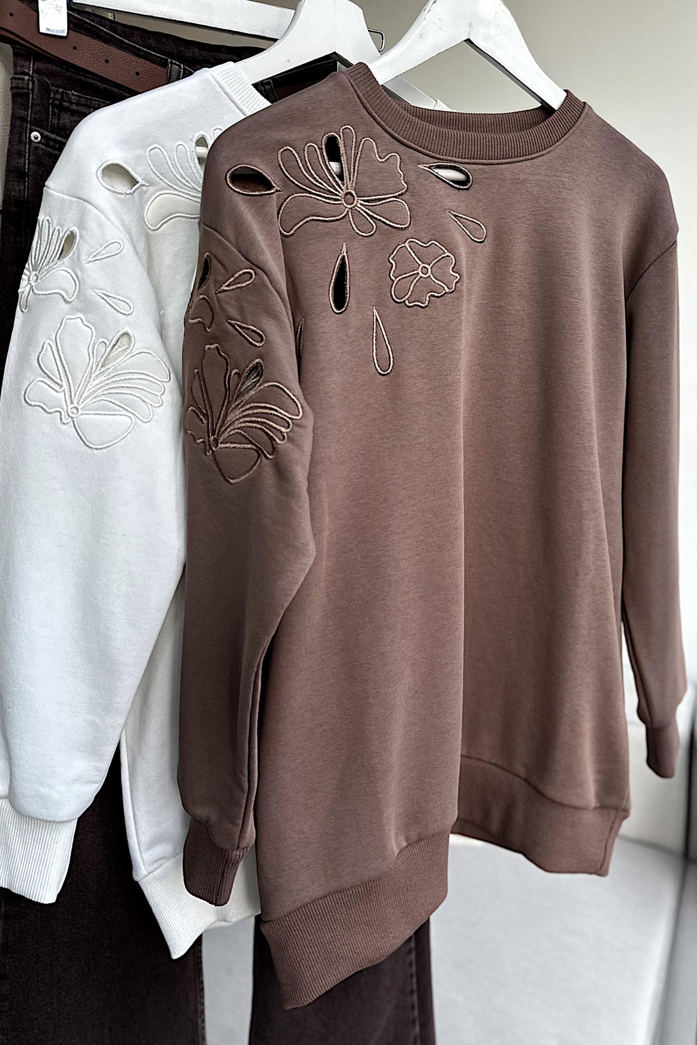 Orjinal Marka Nakışlı Cutout Sweatshirt Kahverengi