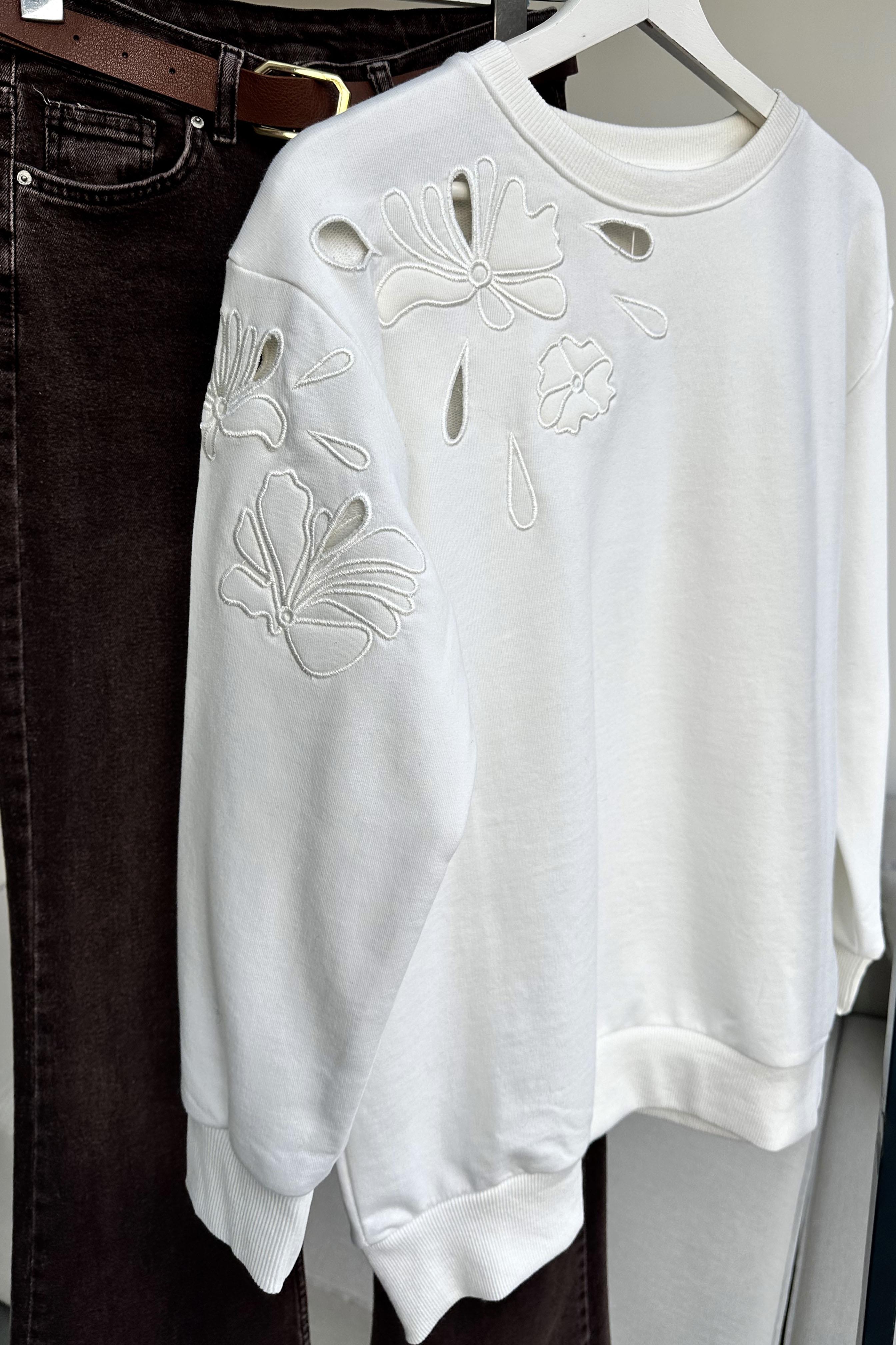 Orjinal Marka Nakışlı Cutout Sweatshirt Beyaz