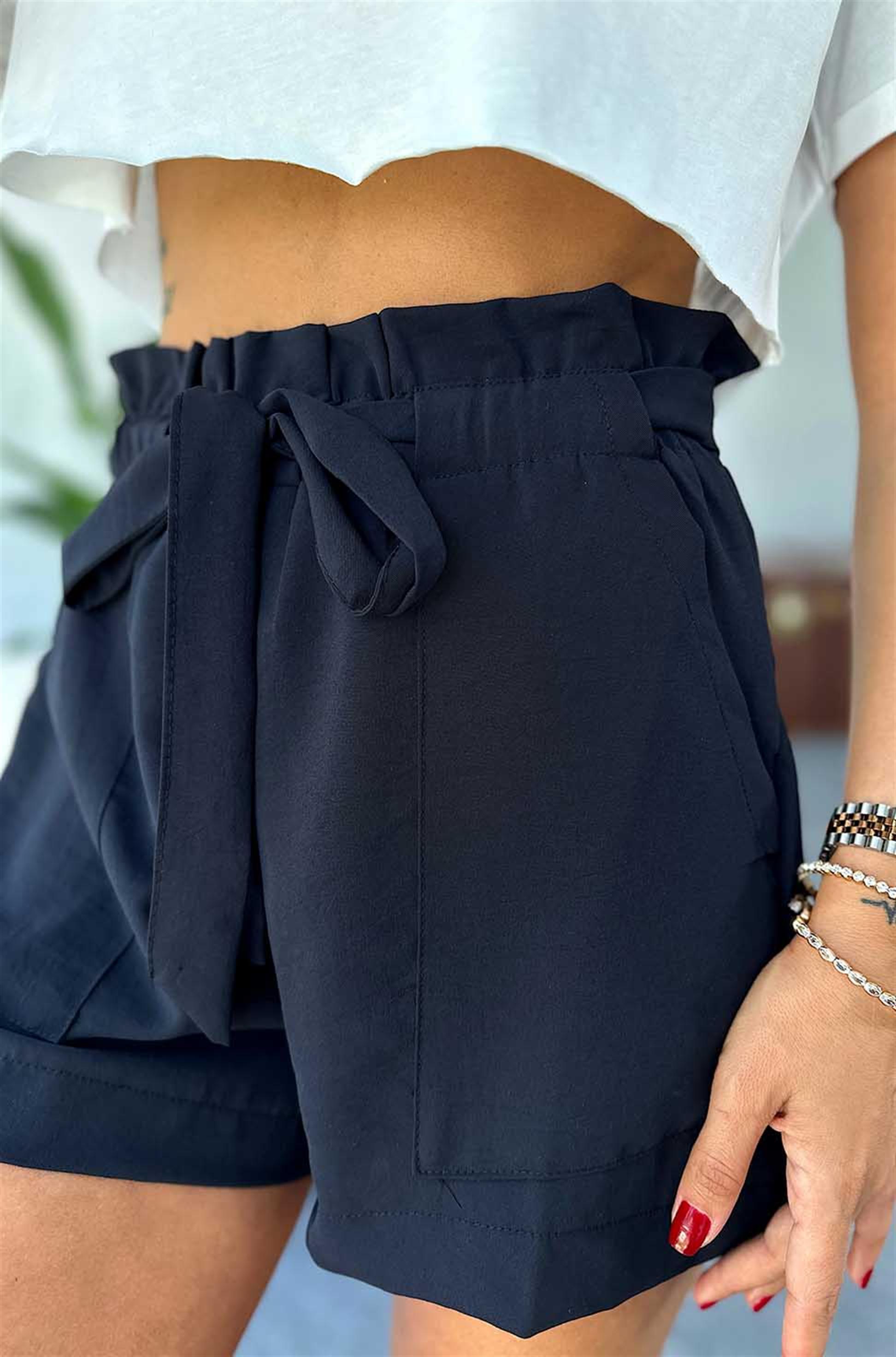 Pamuklu Kumaş Beli Lastikli ve Kuşaklı Şort Siyah