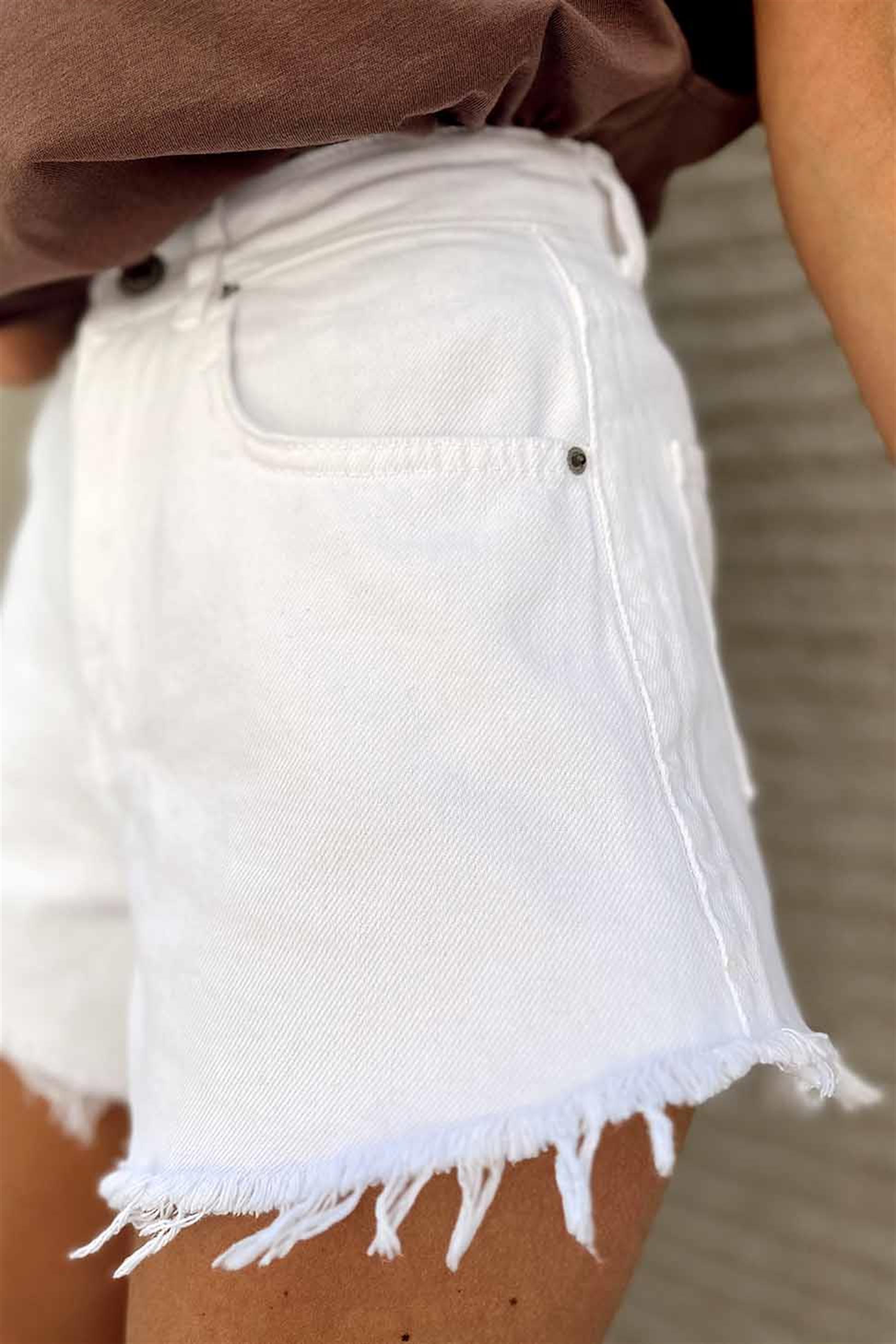 Verev Kesim Püskül Detay Denim Şort Beyaz