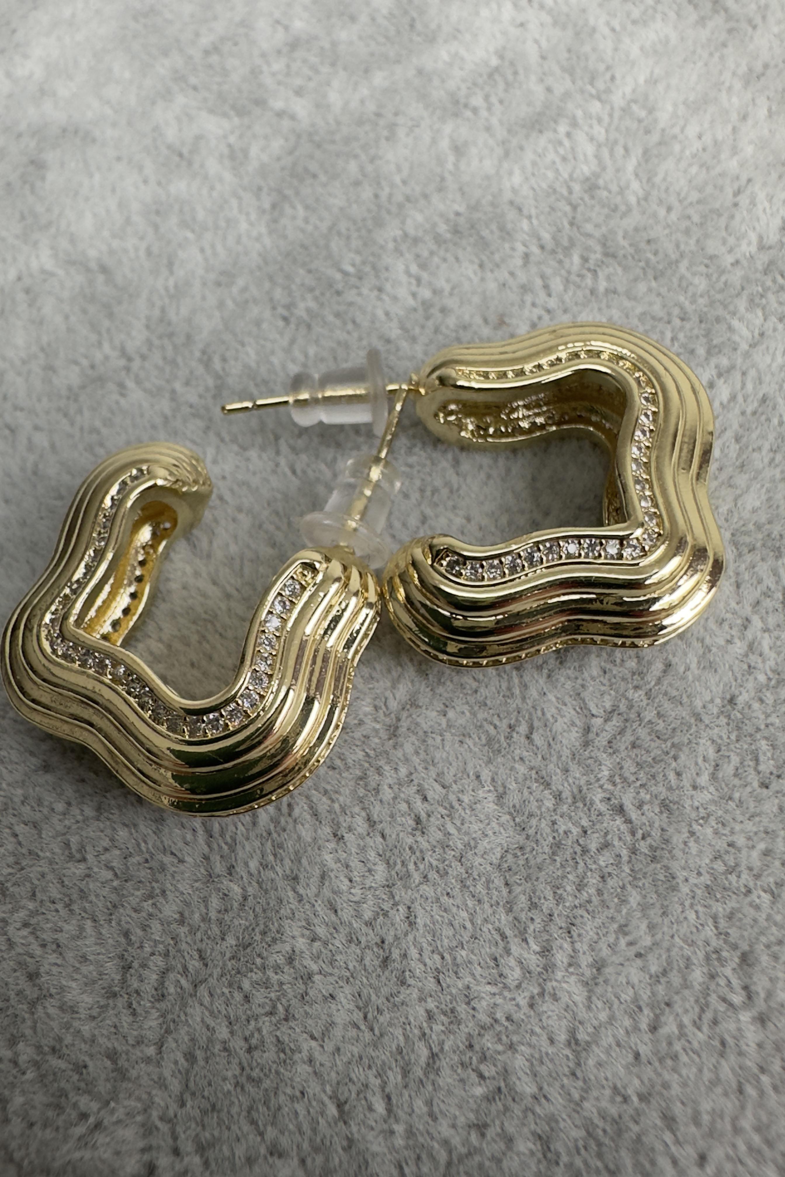 Xuping Dolgu Model Zirkon Taşlı Kare Küpe Gold