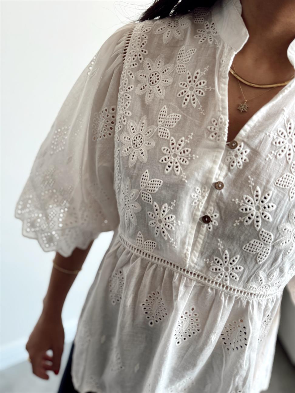 Alya Nakış Detaylı Üç Düğmeli Bluz Beyaz