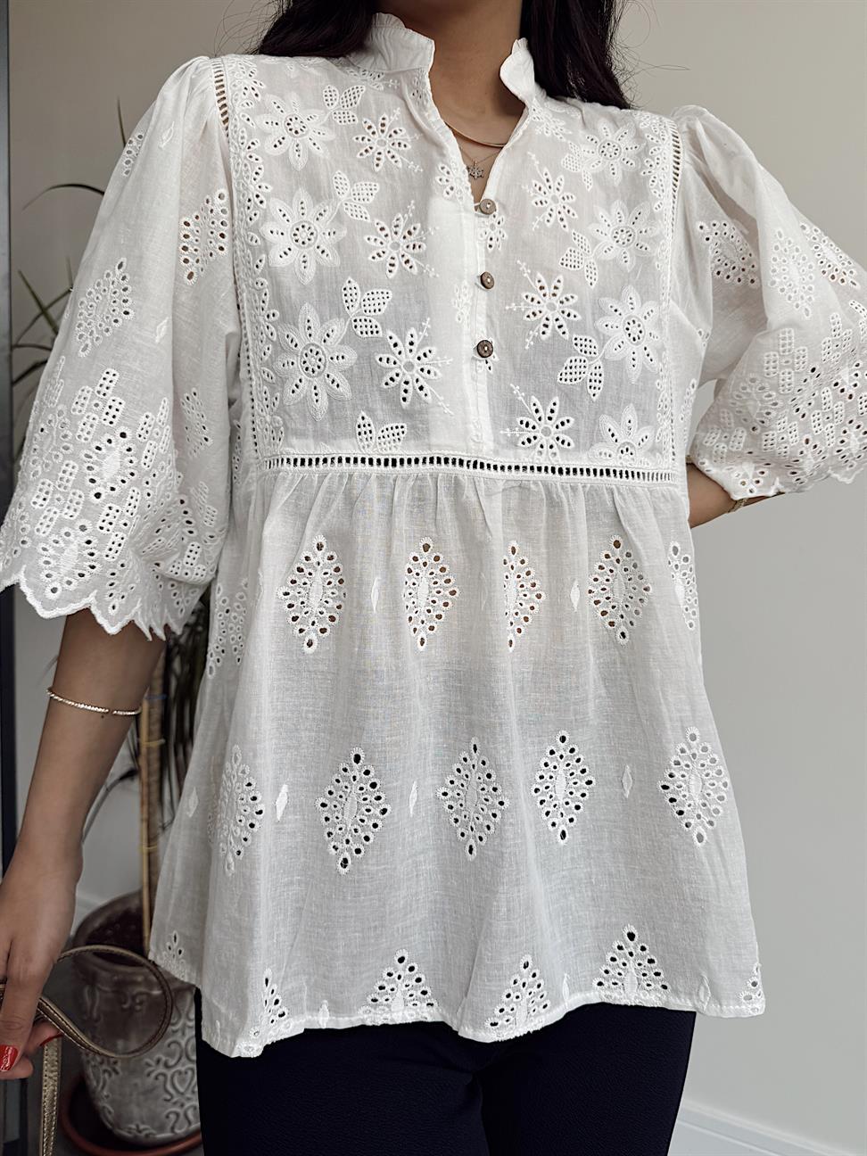 Alya Nakış Detaylı Üç Düğmeli Bluz Beyaz