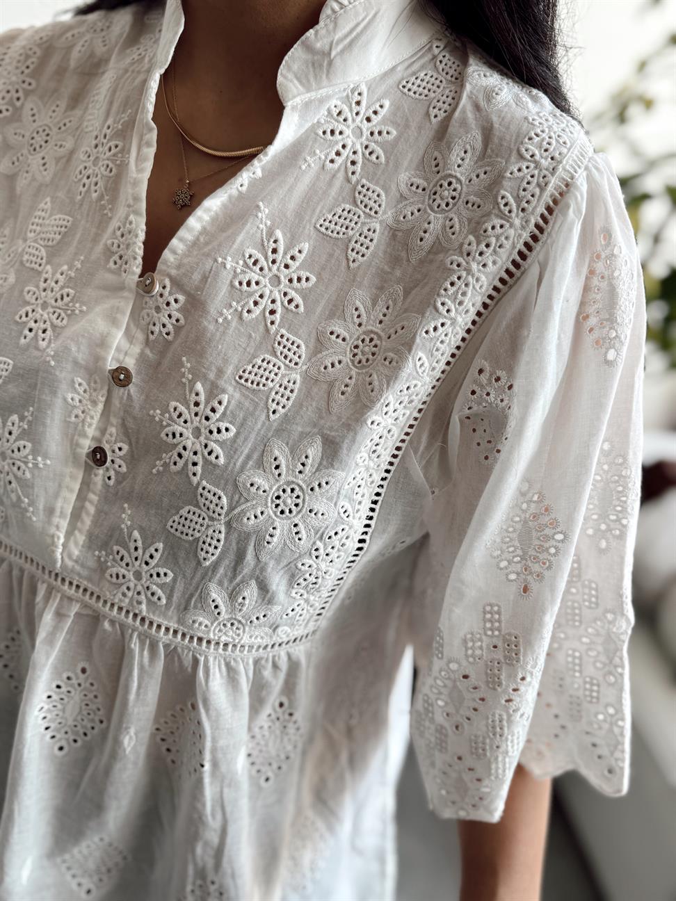 Alya Nakış Detaylı Üç Düğmeli Bluz Beyaz