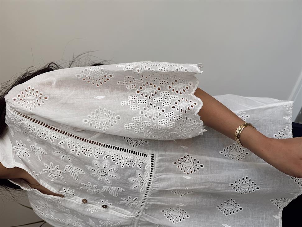 Alya Nakış Detaylı Üç Düğmeli Bluz Beyaz