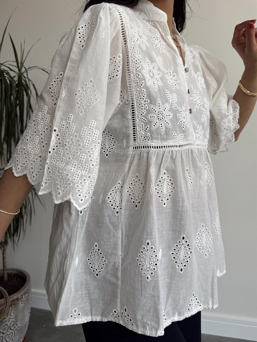 Alya Nakış Detaylı Üç Düğmeli Bluz Beyaz