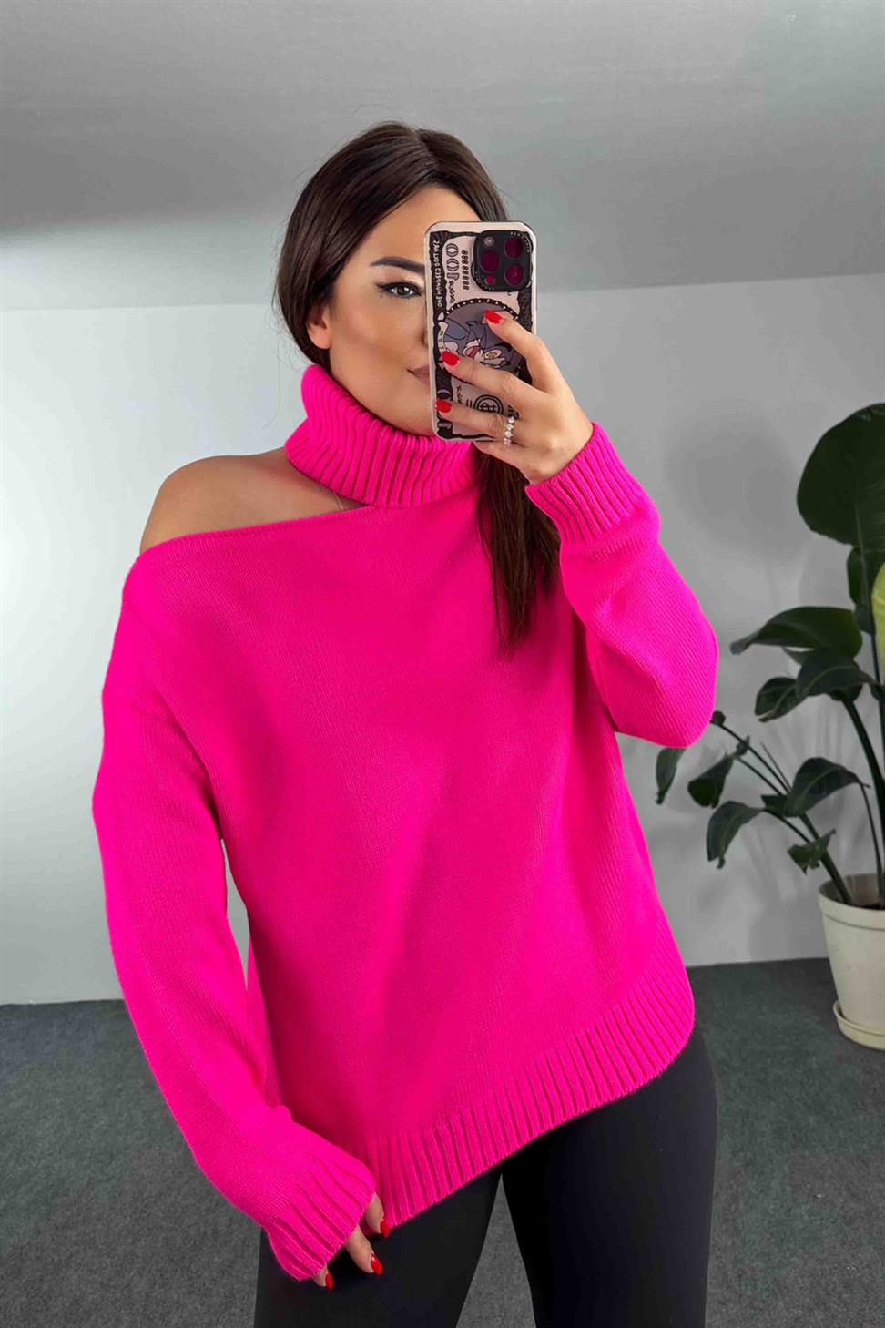 Balıkçı Yaka Tek Omuz Dekolteli Oversize Kazak Neon Pembe